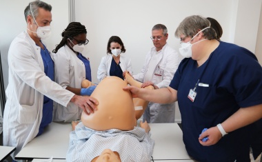 Geburtshelfer trainieren für den Notfall