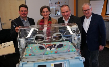 Lebensnah mit einem speziellen Frühchen-Simulator trainieren