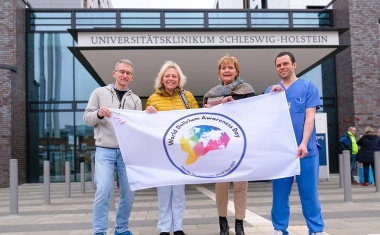 Delir-Tag: UKSH schickt eine Fahne um die Welt