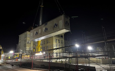 Neubau für die Klinikapotheke des UKW: Erstes Modul per Schwerlasttransport angeliefert