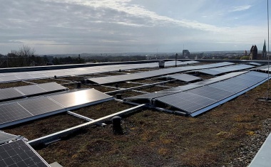 Universitätsklinikum Ulm stattet Klinikdach mit Photovoltaik-Anlage aus