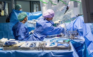 Brustrekonstruktion: Erstmals mit OP-Roboter Gewebe vom Bauch entnommen