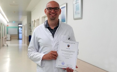 Elmar Schwarz, Experte für Handchirurgie am Klinikum Mutterhaus, erhält Zusatzqualifikation