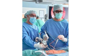 Weltbekannter Thoraxchirurg demonstriert spezielle Technik im Johanna Etienne Krankenhaus