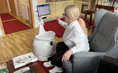 Assistenzroboter zur Vernetzung von Senioren und Pflegenden