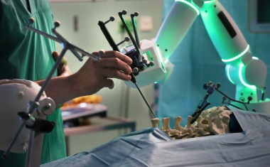 Neueste Robotertechnik für UKR-Neurochirurgen