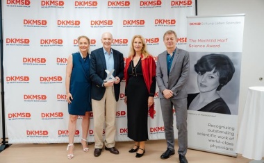 Pionier der CAR-T-Zelltherapie erhält DKMS Mechtild Harf Wissenschaftspreis