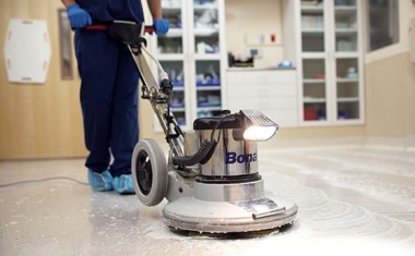 Abgenutzte elastische Böden? - Eine Sanierung spart Zeit und Kosten