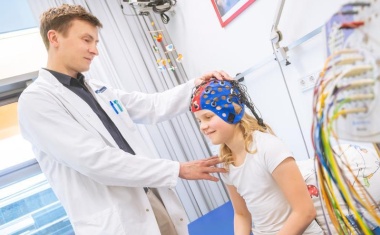 Neue Erkenntnisse zu angeborenen Epilepsien bei Kindern