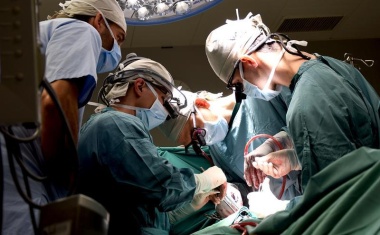 Neuer Grenzwert für Infarkt-Marker Troponin verändert Risikoeinschätzung nach Herz-OP