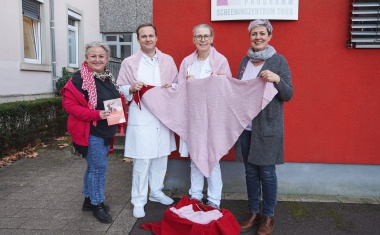 Umarmungstücher für Brustkrebspatientinnen