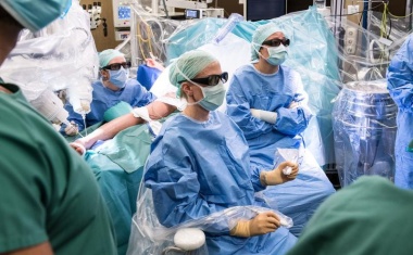 Weltweit erste wiederherstellende Operation am zentralen Lymphsystem mit einem Mikrochirurgie-Roboter am USZ