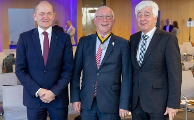 Zwei hohe Auszeichnungen für Dr. Klaus Baier