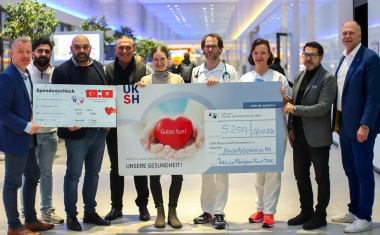 Türkischer Arbeitgeber Bund Kiel spendet für die Kinderkrebsstation des UKSH, Campus Kiel