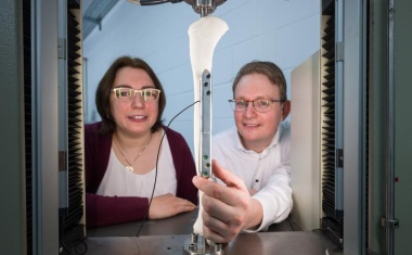 Mikro-Massage im Bein – Künstliche Muskeln lassen Knochenbrüche besser heilen