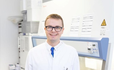 Oberarzt Dr. Julian Mustroph am UKR erhält Exzellenzstipendium