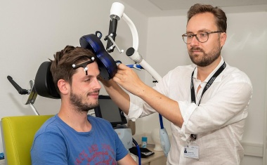 Magnetspule am Kopf sorgt für antidepressive Effekte