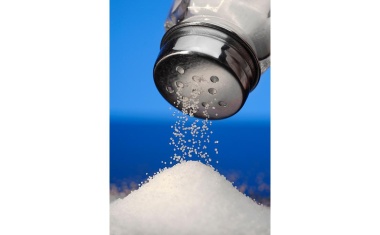 Häufiges Nachsalzen beim Essen erhöht Risiko für Magenkrebs