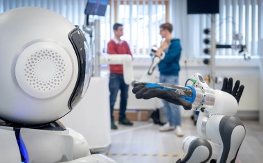 Pflegeroboter GARMI wird zum universellen Assistenten