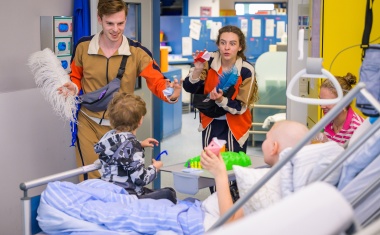 Tanz als Teil der Therapie: Das Theater Münster besucht Kinderstationen im UKM