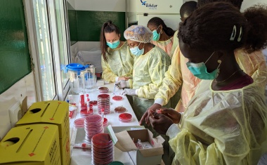 Infektionsmediziner bauen mit Kliniken in Afrika und Indonesien Diagnostiklabore auf