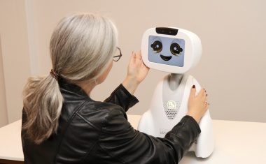 Einfühlsamer Roboter soll ältere Personen unterstützen