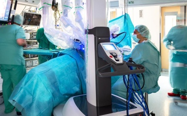 Lebendnierenspende: Mensch und Roboter operieren Hand in Hand