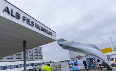 Schriftzug des Alb Fils Klinikums enthüllt und Kunst-Skulpturen feierlich eingeweiht