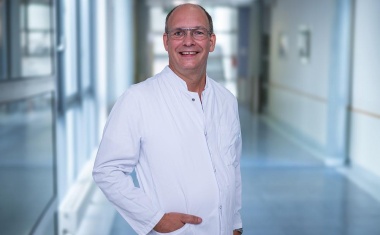 Prof. Jan Schmitt ist Chefarzt der Unfallchirurgie und Orthopädie am DGD Diakonie-Krankenhaus Wehrda