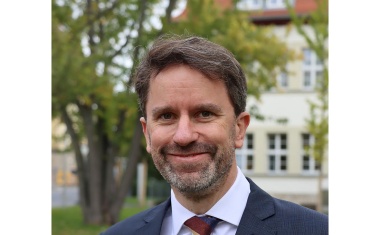 Philip Rieger als Kaufmännischer Direktor des UKW für weitere fünf Jahre bestätigt