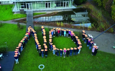 Ärztekammer-Mitarbeitende setzen leuchtendes Zeichen in orange