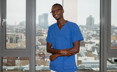 Von Facebook zur Pflege: Azubi startet nach der „Pflegewette“ mit Influencerin Doc Caro bei Helios durch