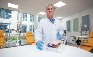 Erster Blutkrebspatient erhält Stammzellspende aus der DKMS Stem Cell Bank