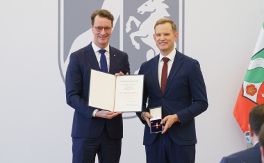Prof. Hendrik Streeck erhält Bundesverdienstkreuz 1. Klasse