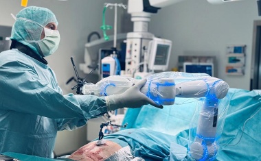 Roboterarm erstmals bei Wirbelsäulenoperation erfolgreich eingesetzt