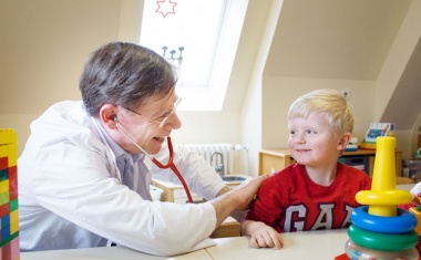 Präzisionsmedizin im Kinderkrankenhaus: Care-for-Rare Foundation setzt auf Knowledge Graphen & KI