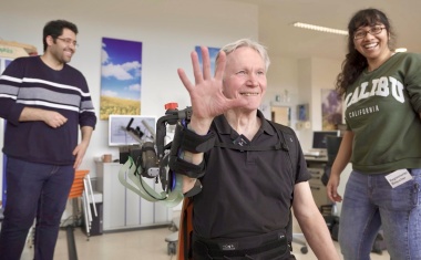 Exoskelett und Elektrostimulation: Nach dem Schlaganfall schnell wieder bewegen