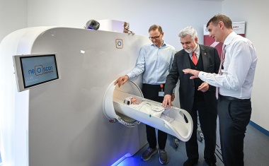 Weltweit erstes MRT-System für Babys und Kleinkinder an Universitätsmedizin Halle installiert