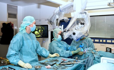 OP-Mikroskop für Neurochirurgie im Einsatz