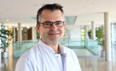 Prof. Dr. Elion Hoxha leitet Nephrologie am UKW