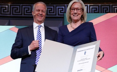 Landeshauptstadt Wiesbaden zeichnet DGIM-Ehrenmitglied aus