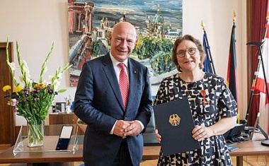 Prof. Sibylle Winter wird für Verdienste im medizinischen Kinderschutz geehrt