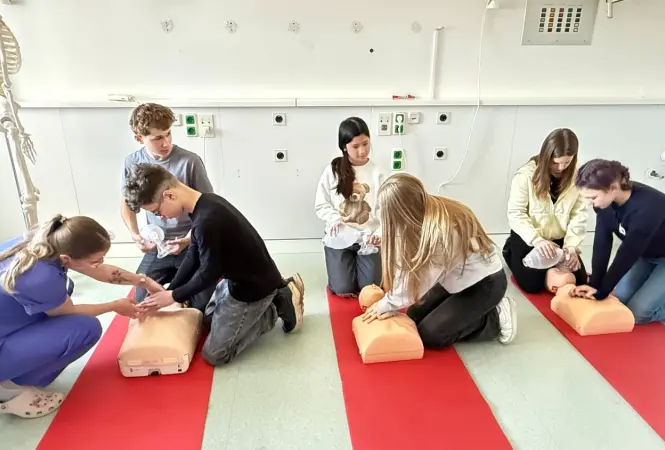 OP-Saal, Reanimation, Notaufnahme & mehr: Schüler*innen lernten den Klinik-Alltag kennen
