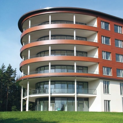 Kulturkrankenhaus SRH Wald-Klinikum Gera: Moderne Architektur des Bettenhauses...
