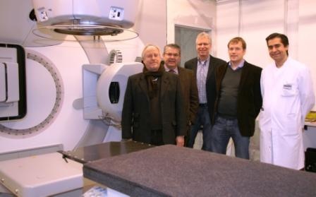 In der neuen Strahlentherapie-Praxis im FAZ vor dem Linearbeschleuniger...