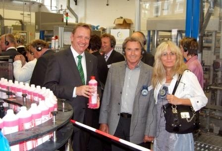 Josef Haentjes, Geschäftsführer der Tana Chemie GmbH (l.), erklärt den...