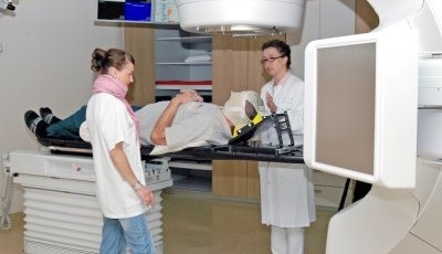 Zwei Mitarbeiterinnen der Klinik für Strahlentherapie bereiten den ersten...
