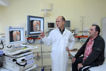 Dr. Sven Gläser zeigt Patient Uwe K. auf dem Bronchoskopiebild, wo die Ventile...