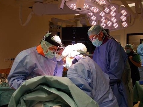 Hybrid-Operationssaal im Universitätsklinikum Gießen: Dr. Nef und Dr. Roth...