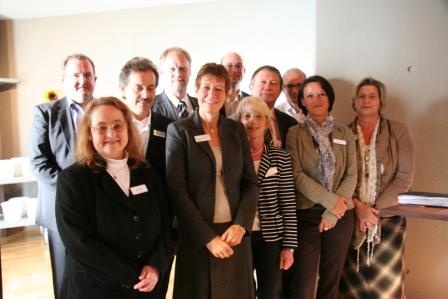 Die Geschäftsführung, Betriebsleitung des EvK Herne und die Prüfer freuen...